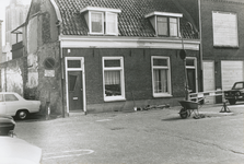 863435 Gezicht op de voorgevels van de huizen Kroonstraat 61-lager in Wijk C te Utrecht, tijdens sloopwerkzaamheden in ...